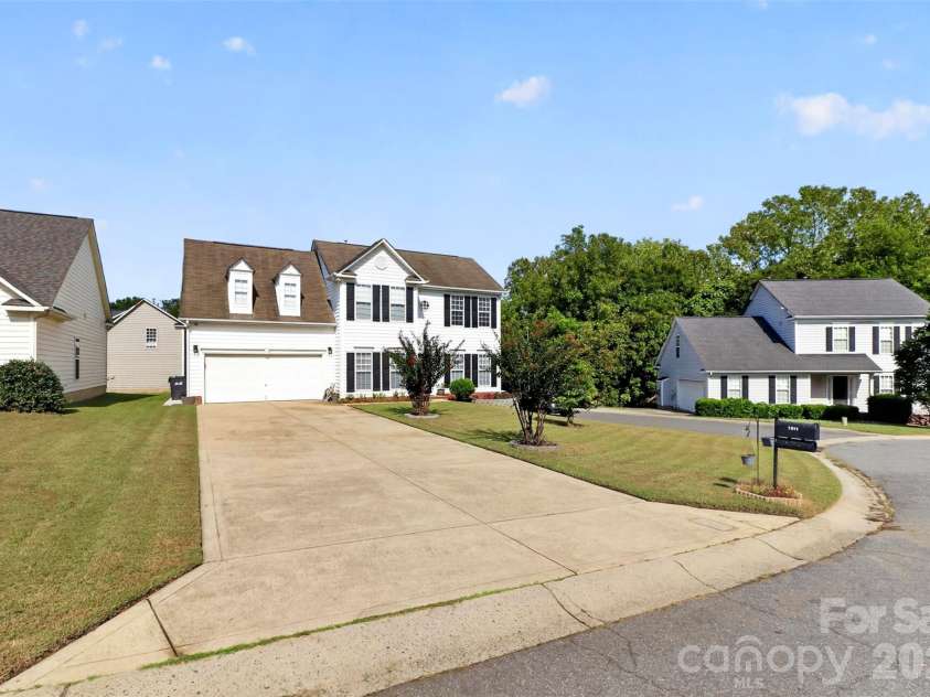 1811 Jeffrey Bryan Drive, Charlotte, NC 28213.  MLS# CAR4427234, YatesRealty ID 52684. 
