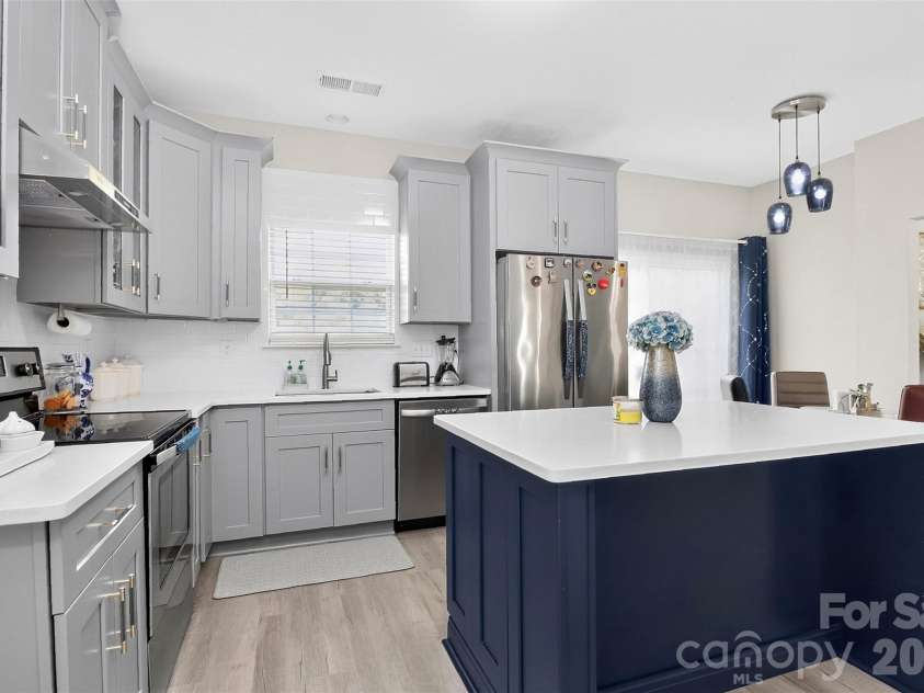 1811 Jeffrey Bryan Drive, Charlotte, NC 28213.  MLS# CAR4427234, YatesRealty ID 52684. 
