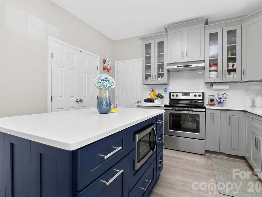 1811 Jeffrey Bryan Drive, Charlotte, NC 28213.  MLS# CAR4427234, YatesRealty ID 52684. 