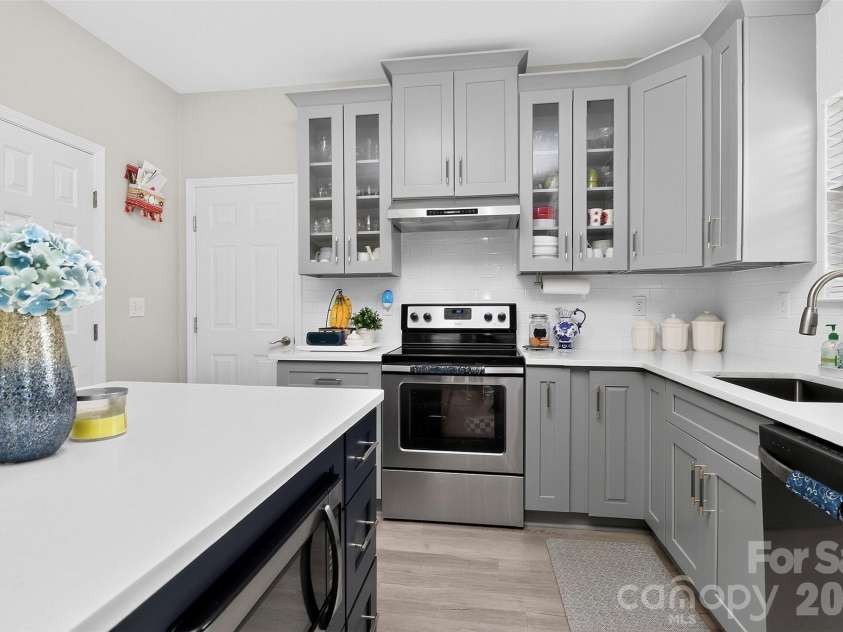 1811 Jeffrey Bryan Drive, Charlotte, NC 28213.  MLS# CAR4427234, YatesRealty ID 52684. 