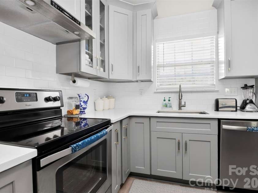 1811 Jeffrey Bryan Drive, Charlotte, NC 28213.  MLS# CAR4427234, YatesRealty ID 52684. 