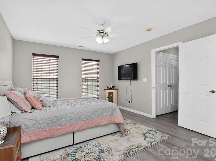 1811 Jeffrey Bryan Drive, Charlotte, NC 28213.  MLS# CAR4427234, YatesRealty ID 52684. 