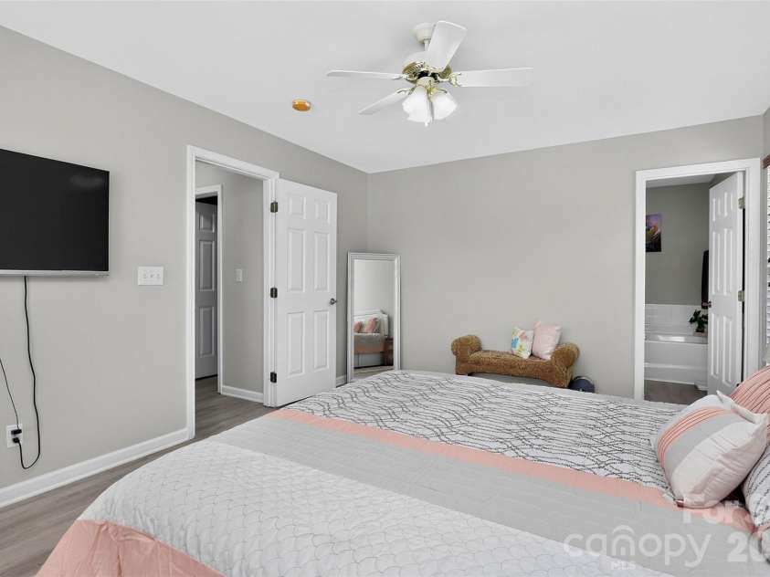 1811 Jeffrey Bryan Drive, Charlotte, NC 28213.  MLS# CAR4427234, YatesRealty ID 52684. 