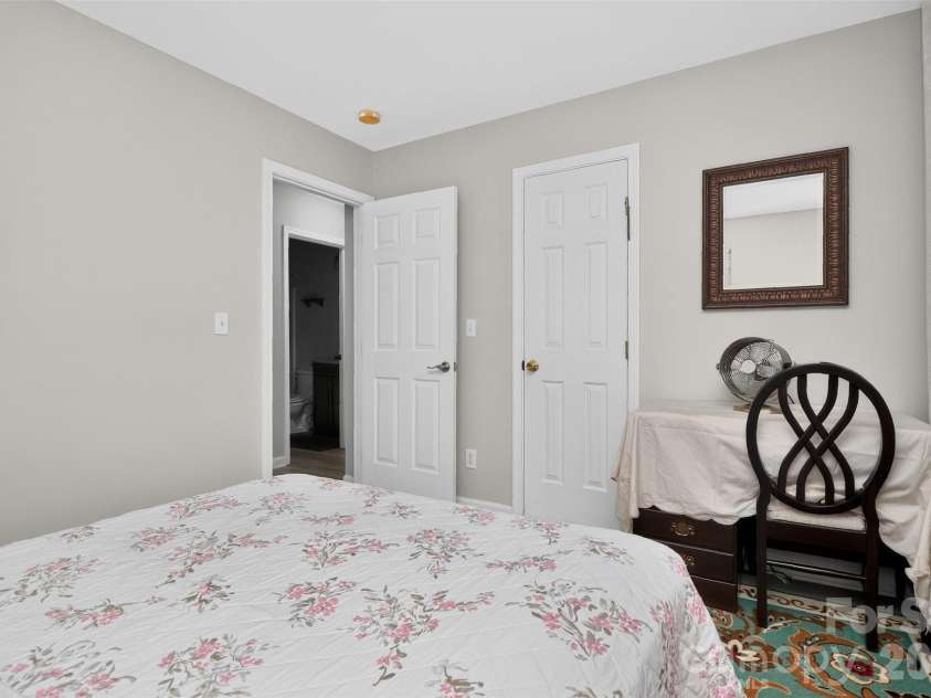 1811 Jeffrey Bryan Drive, Charlotte, NC 28213.  MLS# CAR4427234, YatesRealty ID 52684. 