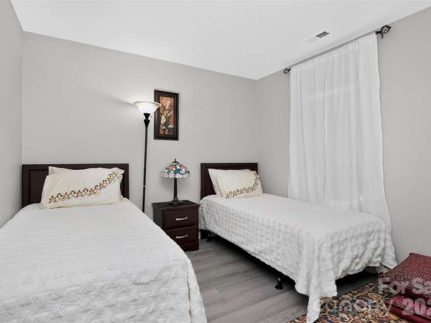 1811 Jeffrey Bryan Drive, Charlotte, NC 28213.  MLS# CAR4427234, YatesRealty ID 52684. 