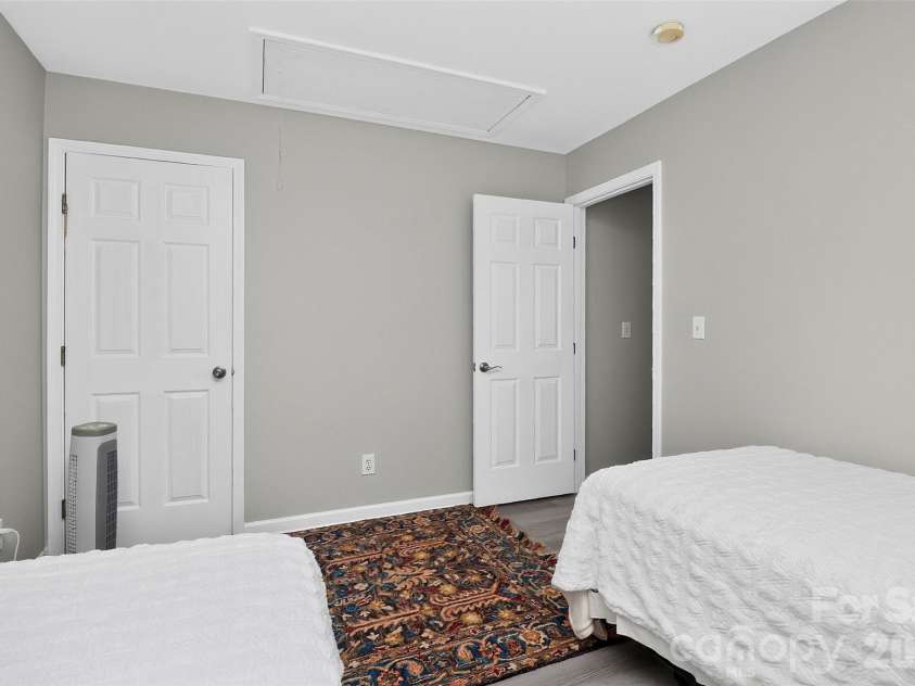 1811 Jeffrey Bryan Drive, Charlotte, NC 28213.  MLS# CAR4427234, YatesRealty ID 52684. 