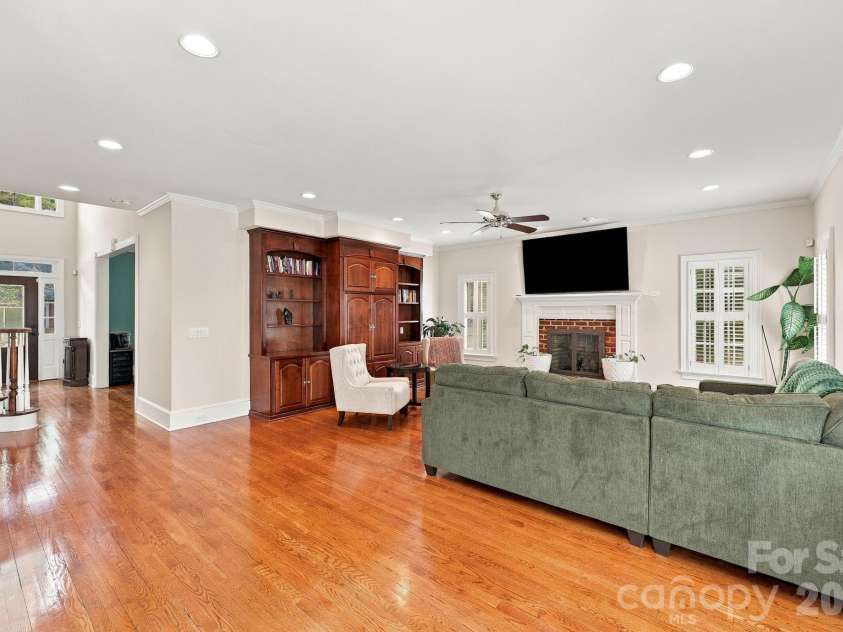 633 Peacehaven Road, Kannapolis, NC 28083.  MLS# CAR4423398, YatesRealty ID 52686. 