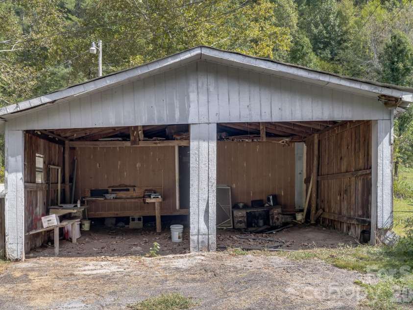 4078 NC 208 Highway, Marshall, NC 28753.  MLS# CAR4425810, YatesRealty ID 52688. Garage