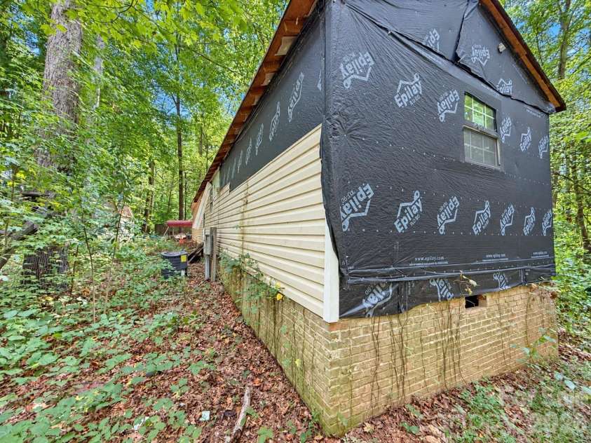 4235 Eagle Chase Drive, Charlotte, NC 28216.  MLS# CAR4427175, YatesRealty ID 52689. 