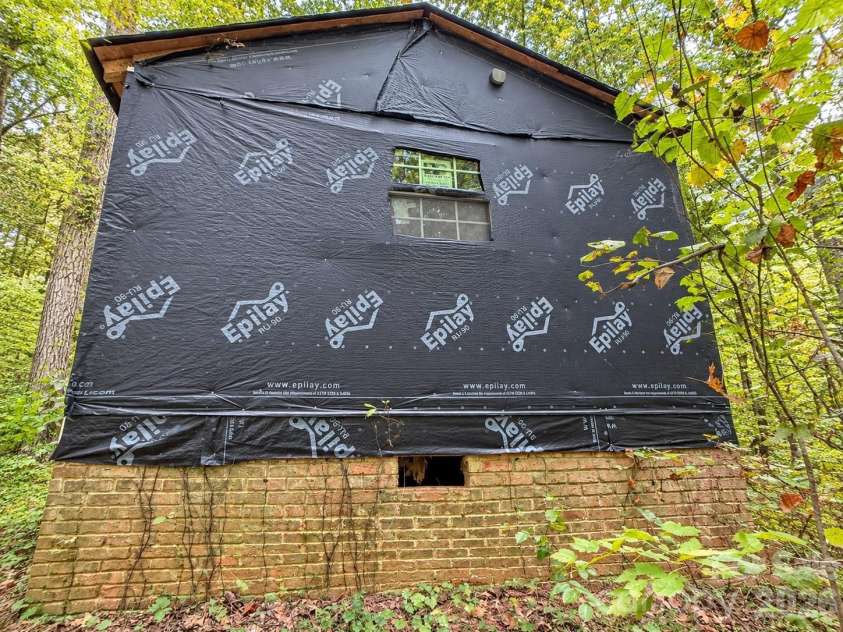 4235 Eagle Chase Drive, Charlotte, NC 28216.  MLS# CAR4427175, YatesRealty ID 52689. 