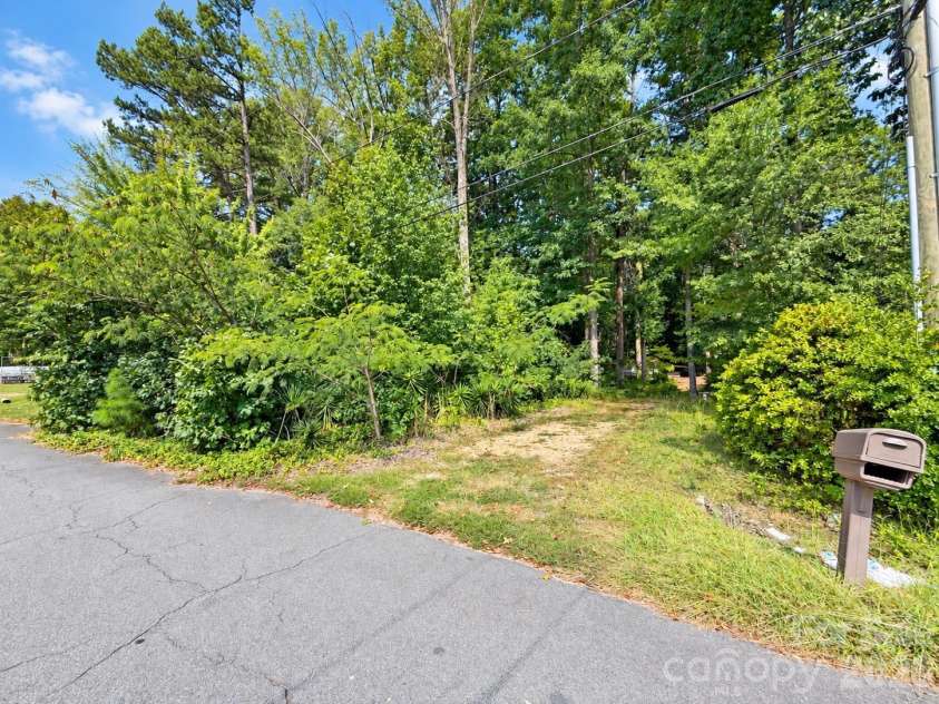 4235 Eagle Chase Drive, Charlotte, NC 28216.  MLS# CAR4427175, YatesRealty ID 52689. 