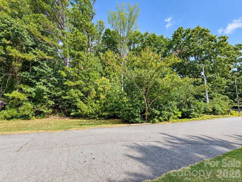 4235 Eagle Chase Drive, Charlotte, NC 28216.  MLS# CAR4427175, YatesRealty ID 52689. 