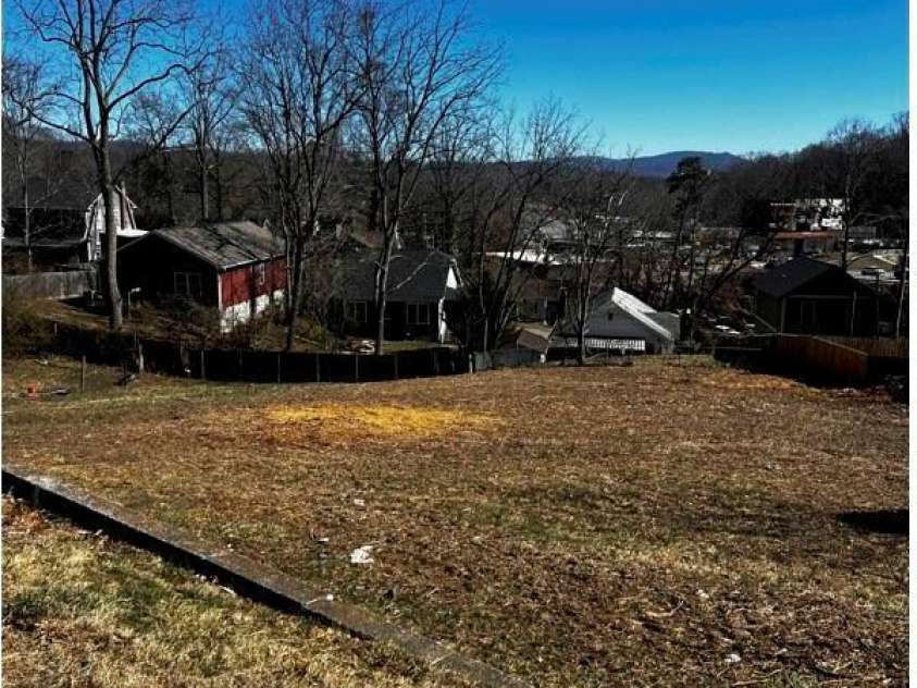 28 Laurel Loop Drive, Asheville, NC 28806.  MLS# CAR4244866, YatesRealty ID 5269. 