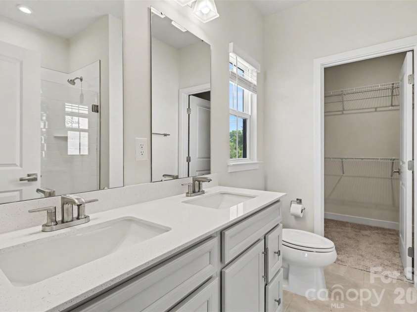 2841 Statesville Avenue, Charlotte, NC 28206.  MLS# CAR4425972, YatesRealty ID 52697. Primary Bath