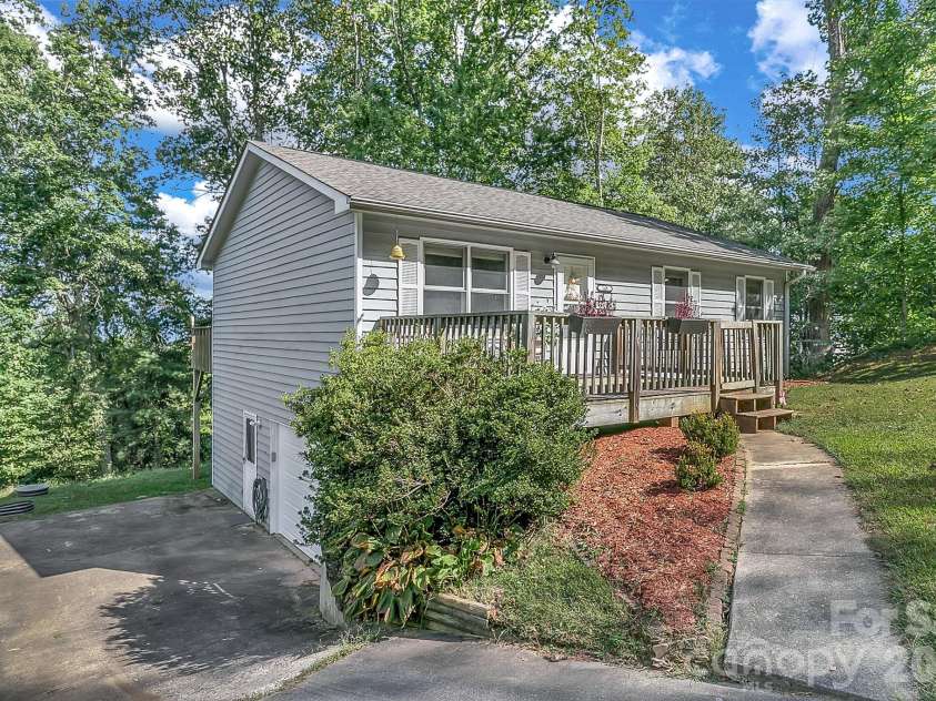 148 Stradley Mountain Road, Asheville, NC 28806.  MLS# CAR4425491, YatesRealty ID 52698. 