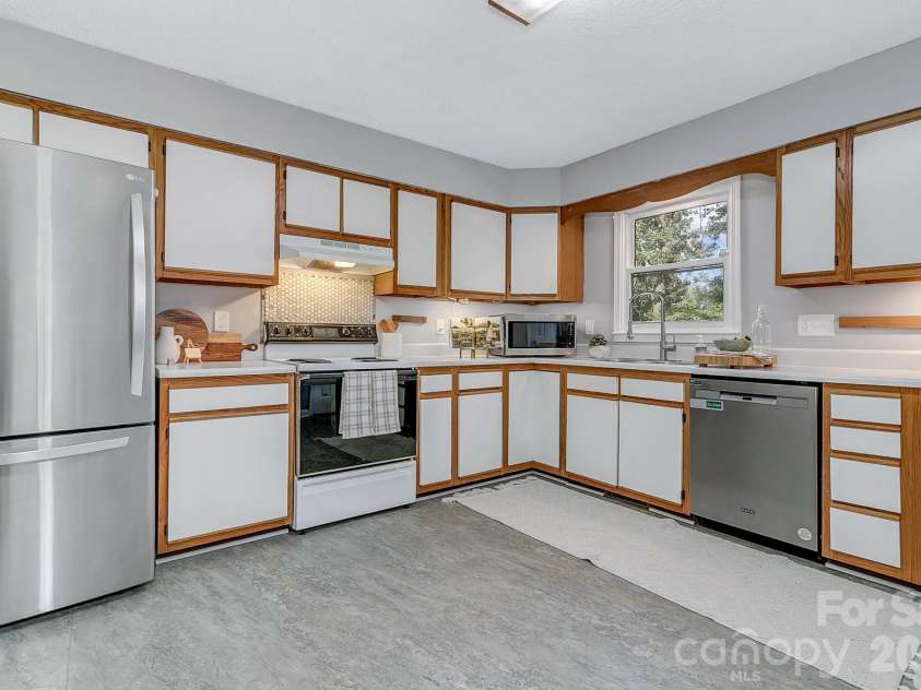 148 Stradley Mountain Road, Asheville, NC 28806.  MLS# CAR4425491, YatesRealty ID 52698. 
