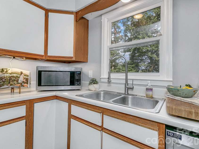 148 Stradley Mountain Road, Asheville, NC 28806.  MLS# CAR4425491, YatesRealty ID 52698. 