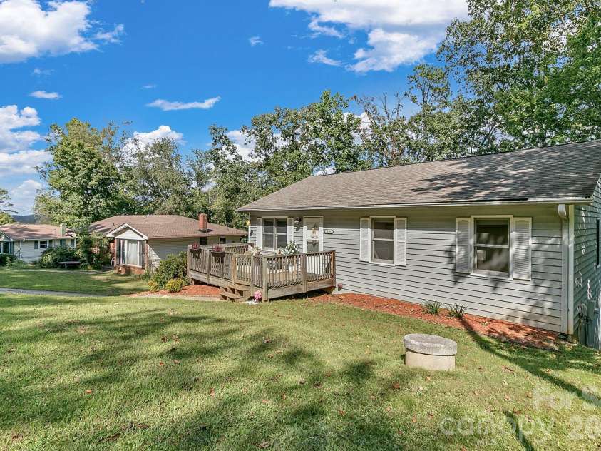 148 Stradley Mountain Road, Asheville, NC 28806.  MLS# CAR4425491, YatesRealty ID 52698. 
