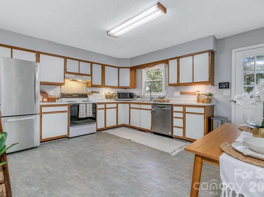 148 Stradley Mountain Road, Asheville, NC 28806.  MLS# CAR4425491, YatesRealty ID 52698. Huge Kitchen, put in an island!