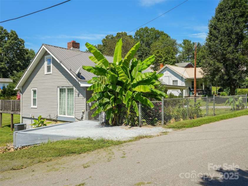 177 Dewey Avenue, Canton, NC 28716.  MLS# CAR4297479, YatesRealty ID 527. 