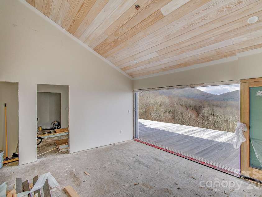 475 Dancing Bear Drive, Hendersonville, NC 28792.  MLS# CAR4244020, YatesRealty ID 5270. 