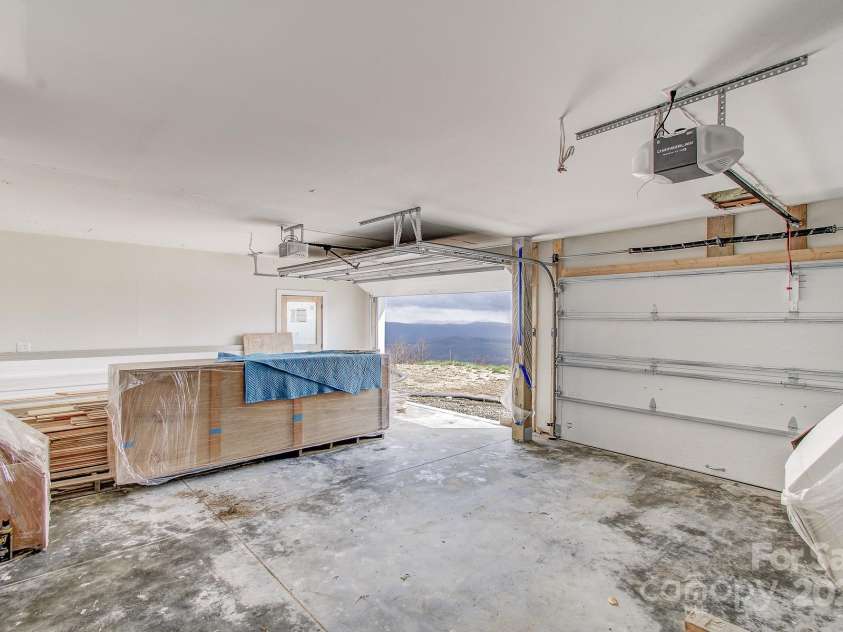 475 Dancing Bear Drive, Hendersonville, NC 28792.  MLS# CAR4244020, YatesRealty ID 5270. 