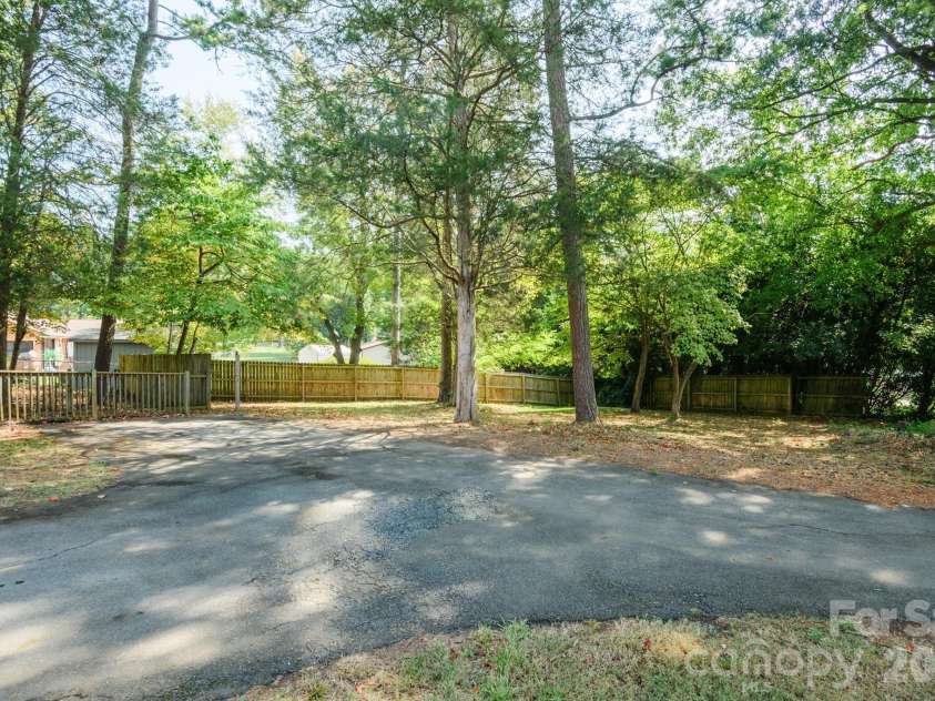 6414 Elmwood Circle, Charlotte, NC 28214.  MLS# CAR4424332, YatesRealty ID 52701. 