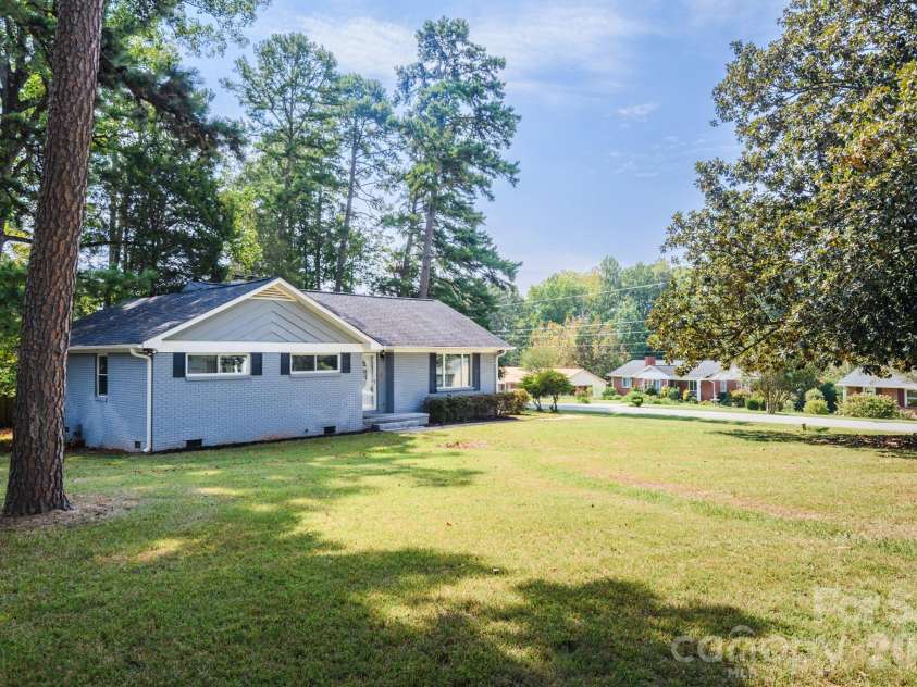 6414 Elmwood Circle, Charlotte, NC 28214.  MLS# CAR4424332, YatesRealty ID 52701. 