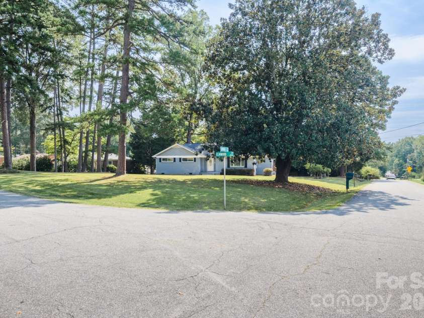 6414 Elmwood Circle, Charlotte, NC 28214.  MLS# CAR4424332, YatesRealty ID 52701. 