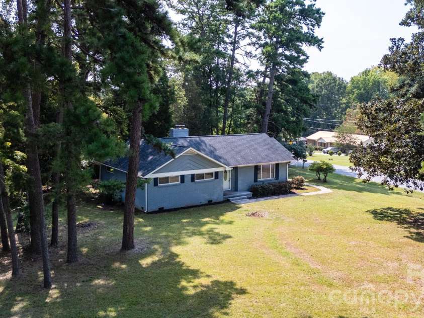 6414 Elmwood Circle, Charlotte, NC 28214.  MLS# CAR4424332, YatesRealty ID 52701. 