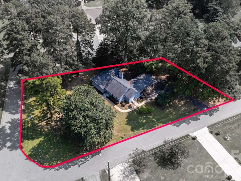 6414 Elmwood Circle, Charlotte, NC 28214.  MLS# CAR4424332, YatesRealty ID 52701. 