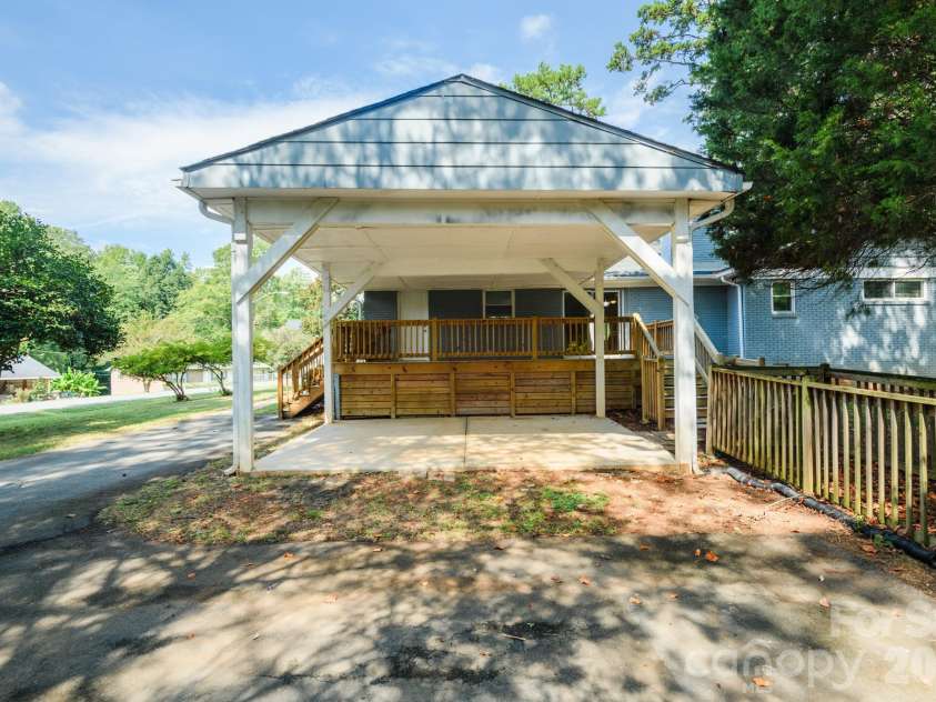 6414 Elmwood Circle, Charlotte, NC 28214.  MLS# CAR4424332, YatesRealty ID 52701. 