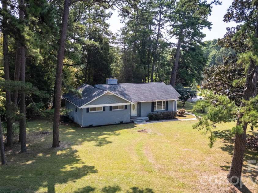 6414 Elmwood Circle, Charlotte, NC 28214.  MLS# CAR4424332, YatesRealty ID 52701. 