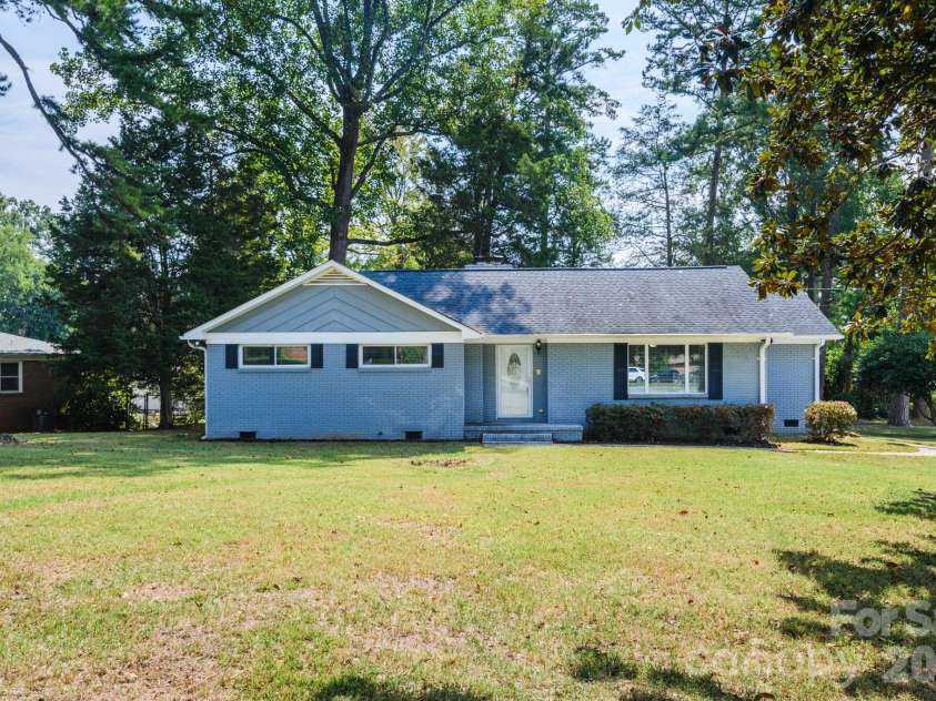 6414 Elmwood Circle, Charlotte, NC 28214.  MLS# CAR4424332, YatesRealty ID 52701. NW Facing