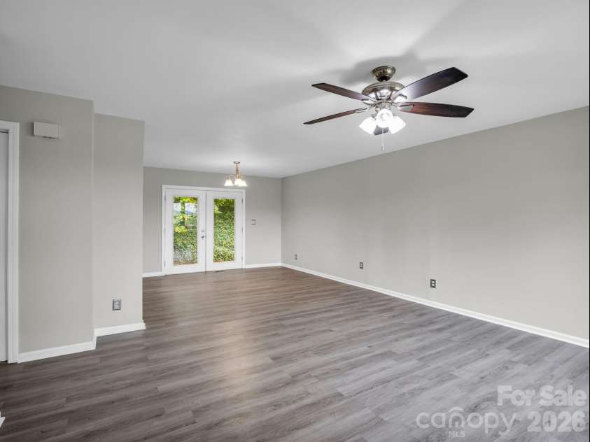 117 Drexel Road, Hendersonville, NC 28739.  MLS# CAR4427336, YatesRealty ID 52706. 