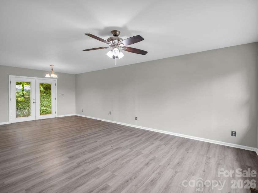 117 Drexel Road, Hendersonville, NC 28739.  MLS# CAR4427336, YatesRealty ID 52706. 