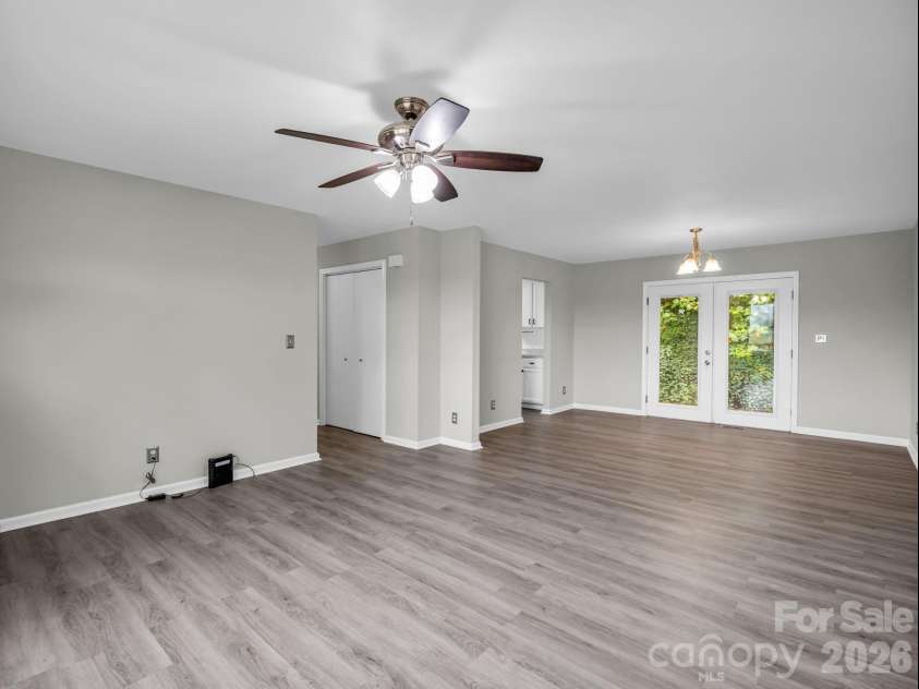 117 Drexel Road, Hendersonville, NC 28739.  MLS# CAR4427336, YatesRealty ID 52706. 