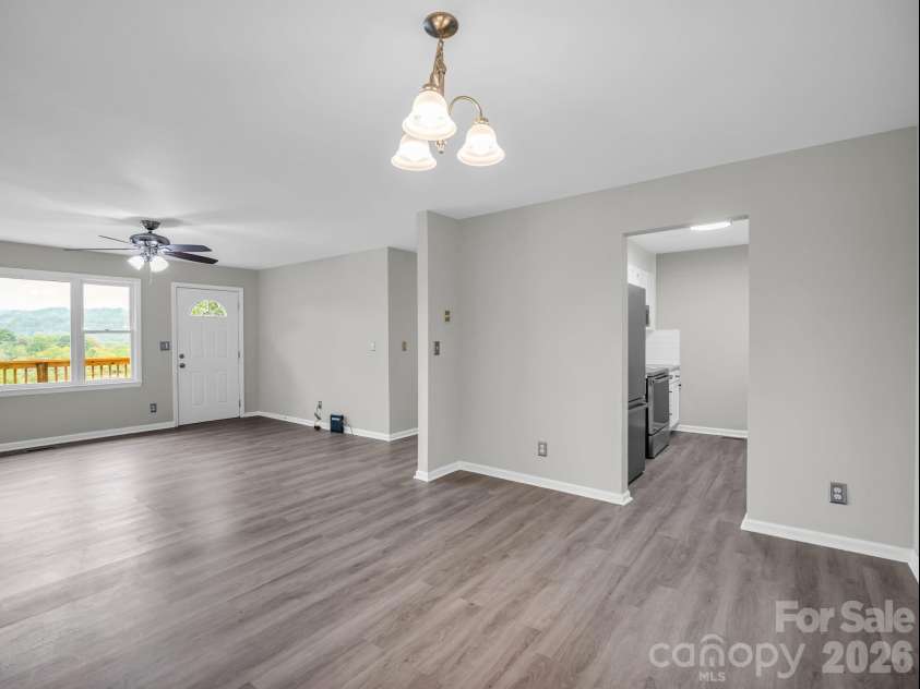 117 Drexel Road, Hendersonville, NC 28739.  MLS# CAR4427336, YatesRealty ID 52706. 