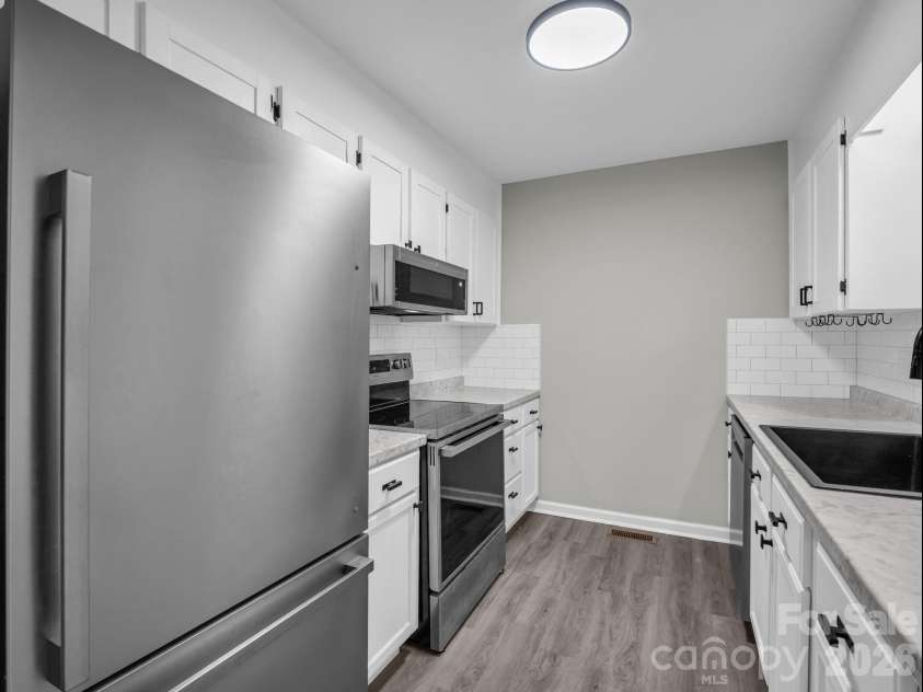 117 Drexel Road, Hendersonville, NC 28739.  MLS# CAR4427336, YatesRealty ID 52706. 