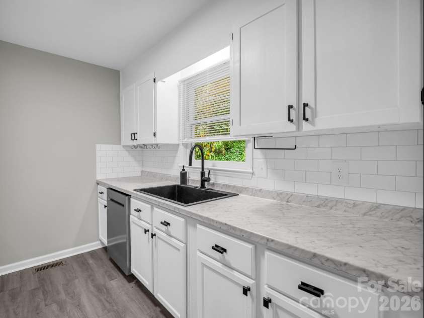 117 Drexel Road, Hendersonville, NC 28739.  MLS# CAR4427336, YatesRealty ID 52706. 