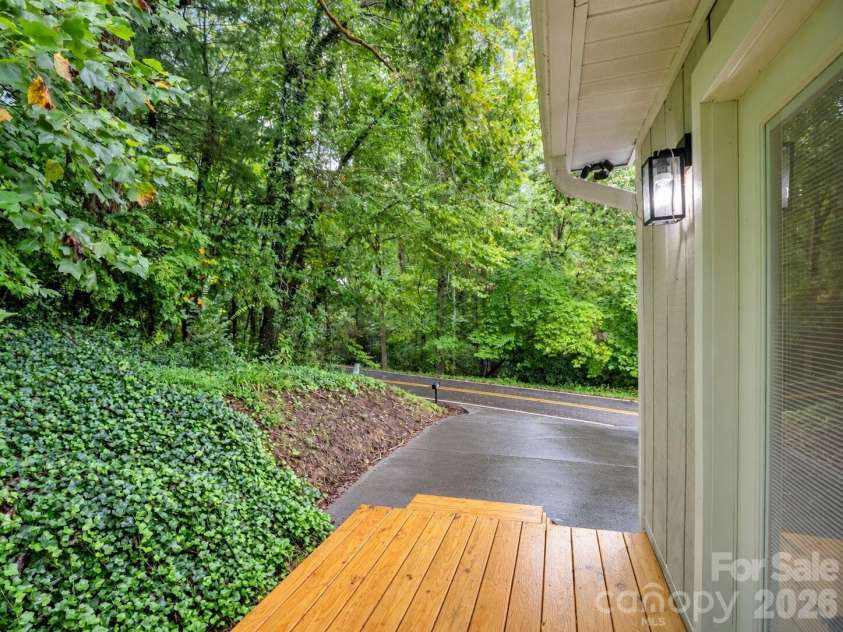 117 Drexel Road, Hendersonville, NC 28739.  MLS# CAR4427336, YatesRealty ID 52706. 