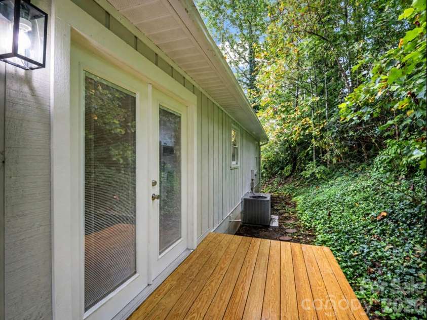 117 Drexel Road, Hendersonville, NC 28739.  MLS# CAR4427336, YatesRealty ID 52706. 