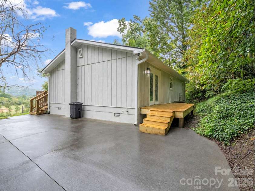 117 Drexel Road, Hendersonville, NC 28739.  MLS# CAR4427336, YatesRealty ID 52706. 
