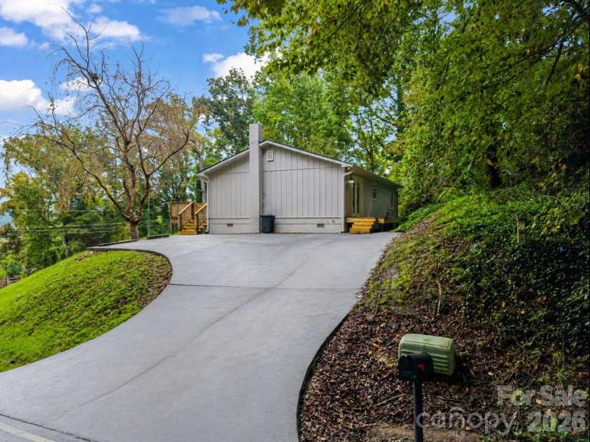 117 Drexel Road, Hendersonville, NC 28739.  MLS# CAR4427336, YatesRealty ID 52706. 