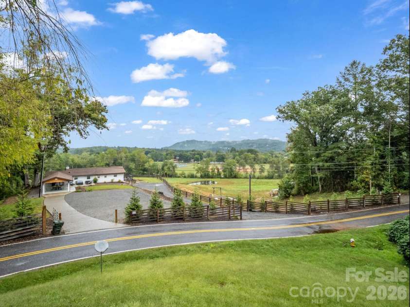 117 Drexel Road, Hendersonville, NC 28739.  MLS# CAR4427336, YatesRealty ID 52706. 