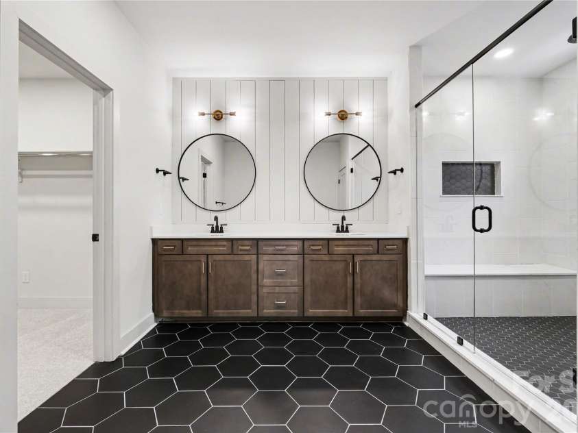 2416 Crestview Drive, Charlotte, NC 28216.  MLS# CAR4332816, YatesRealty ID 52711. 