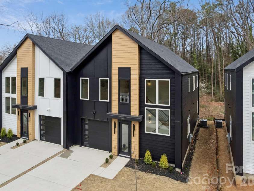2416 Crestview Drive, Charlotte, NC 28216.  MLS# CAR4332816, YatesRealty ID 52711. 