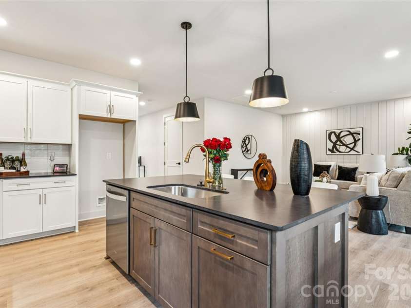 2416 Crestview Drive, Charlotte, NC 28216.  MLS# CAR4332816, YatesRealty ID 52711. 