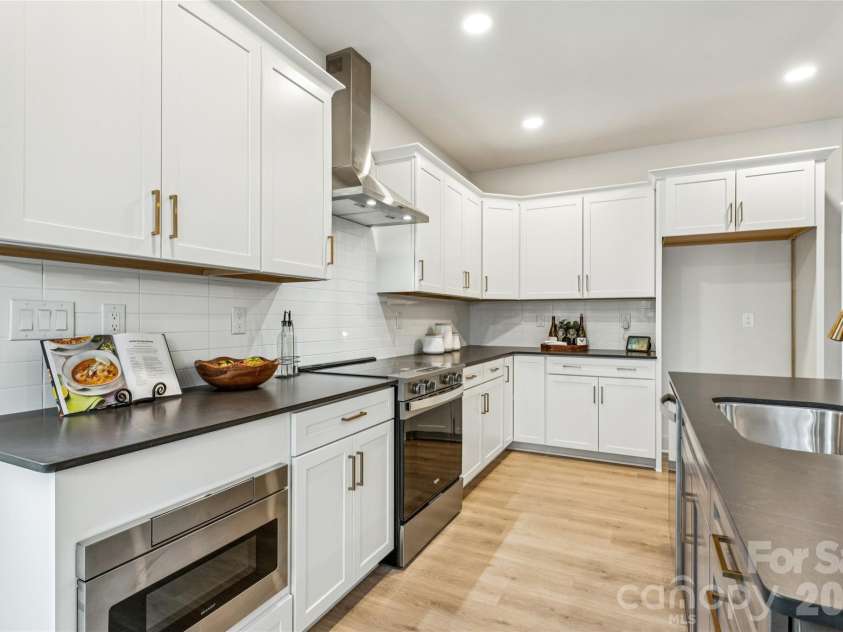 2416 Crestview Drive, Charlotte, NC 28216.  MLS# CAR4332816, YatesRealty ID 52711. 