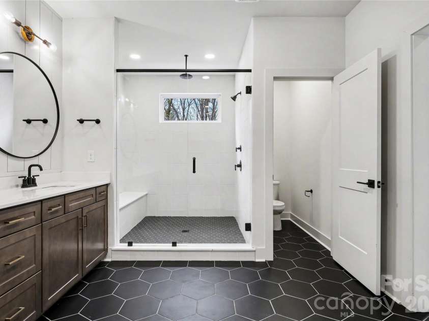 2416 Crestview Drive, Charlotte, NC 28216.  MLS# CAR4332816, YatesRealty ID 52711. 